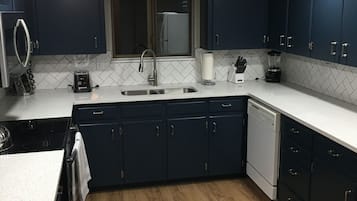 雪櫃、微波爐、焗爐、爐具