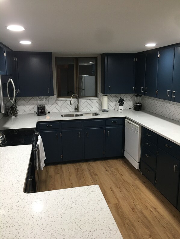 Fridge, microwave, oven, stovetop - Perfect for Long Stays. Recently remodeled 2 bedroom 1.5 bathroom unit. (Caldwell)