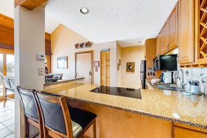 Jääkaappi, mikroaaltouuni, uuni, liesi