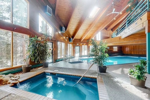 Quiet, 2-level condo with mountain view & fireplace - near shops