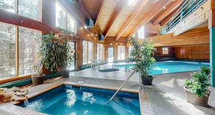 Quiet, 2-level condo with mountain view & fireplace - near shops