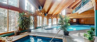 Quiet, 2-level condo with mountain view & fireplace - near shops