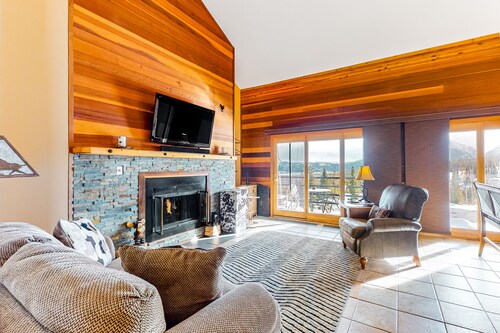 Quiet, 2-level condo with mountain view & fireplace - near shops