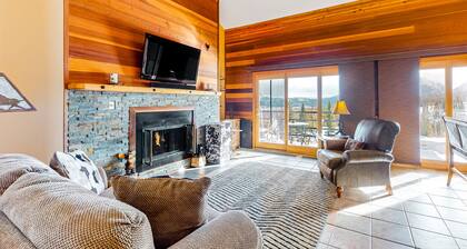 Quiet, 2-level condo with mountain view & fireplace - near shops