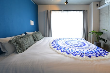 Queen Room | Desk, laptop workspace, iron/ironing board, free WiFi. Luana Shibuya