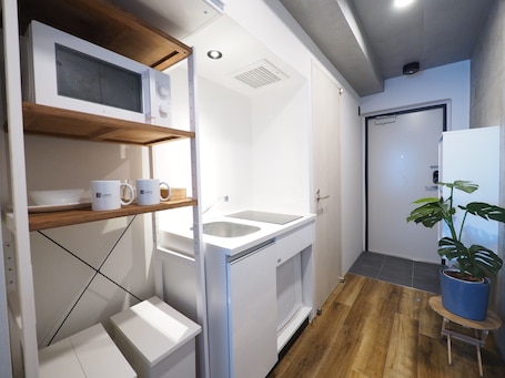 Mini-fridge, microwave, stovetop, electric kettle. Luana Shibuya