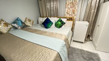 2 habitaciones, tabla de planchar con plancha, internet y ropa de cama