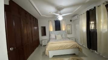 3 habitaciones, tabla de planchar con plancha, internet y ropa de cama