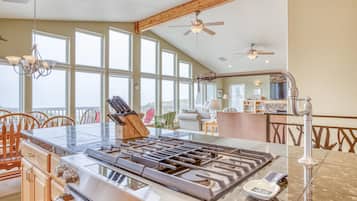 House, Multiple Beds (Wave Catchers) | Private kitchen