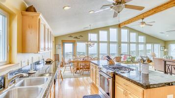 House, Multiple Beds (Wave Catchers) | Private kitchen