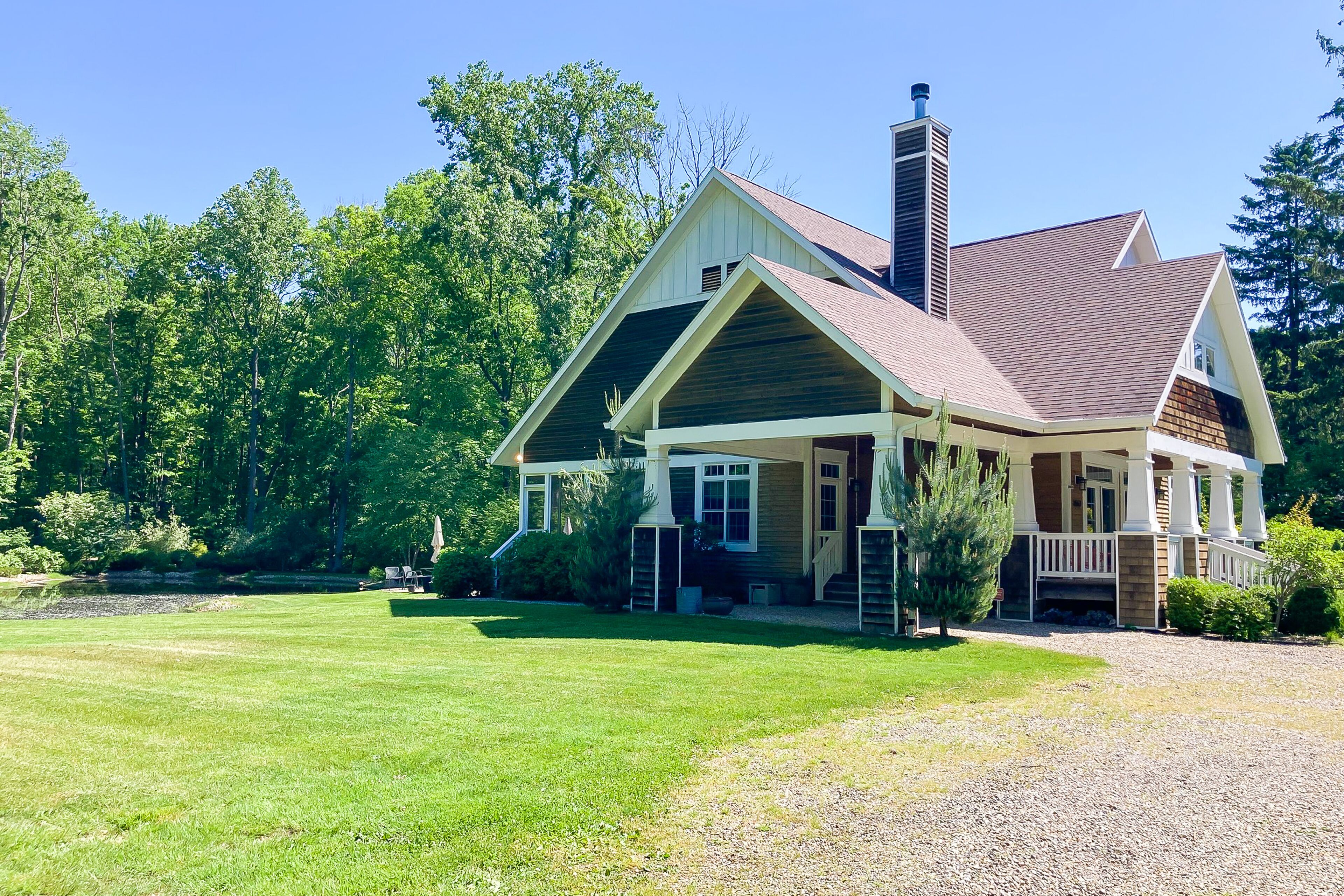 Inviting home with high-speed WiFi, fireplace, washer/dryer & wet bar