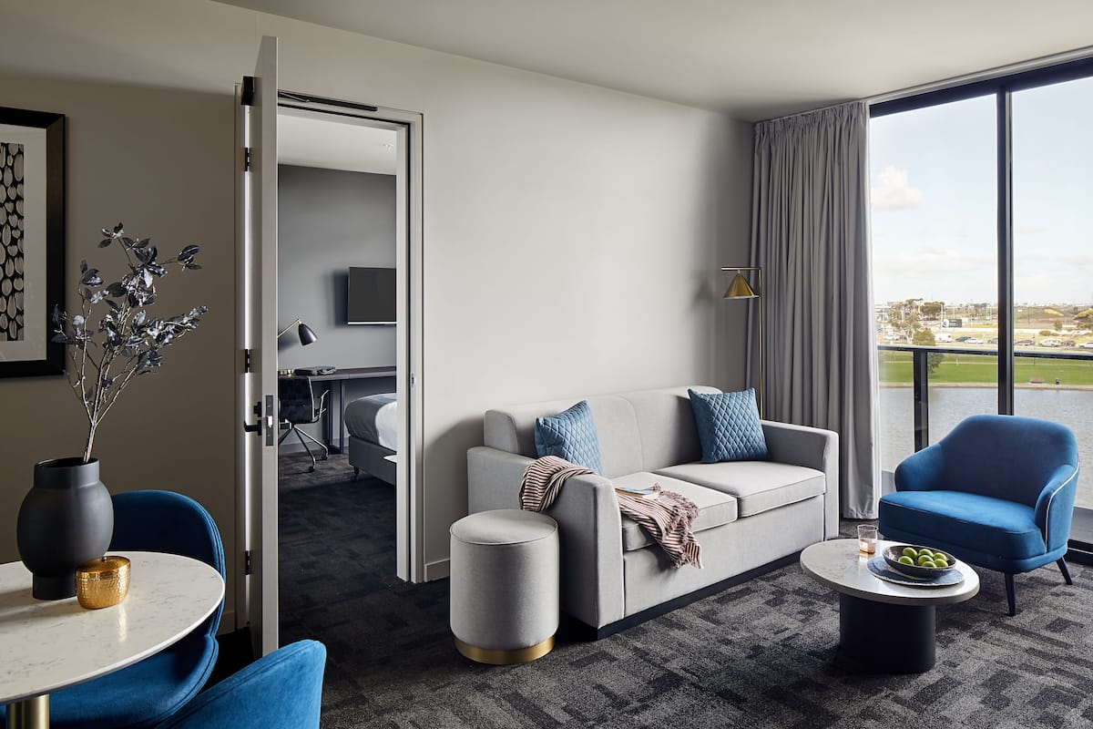 Apartment, 2 Schlafzimmer | Wohnbereich | 40-Zoll-Flachbildfernseher mit Kabelempfang, Smart-TV