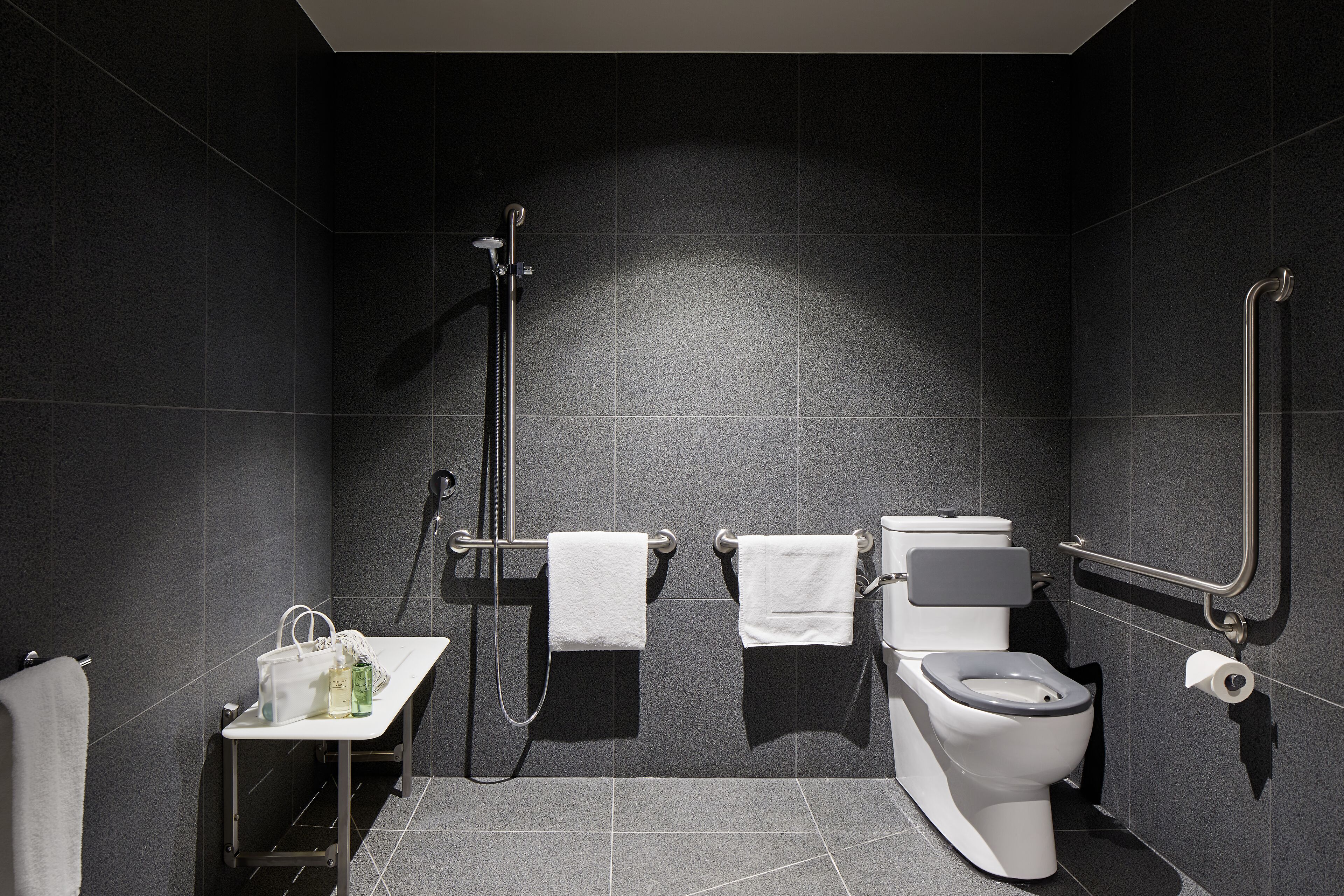 Un baño moderno con inodoro, bidé y ducha.