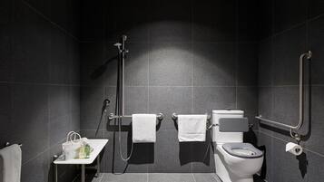 Un baño moderno con inodoro, bidé y ducha.