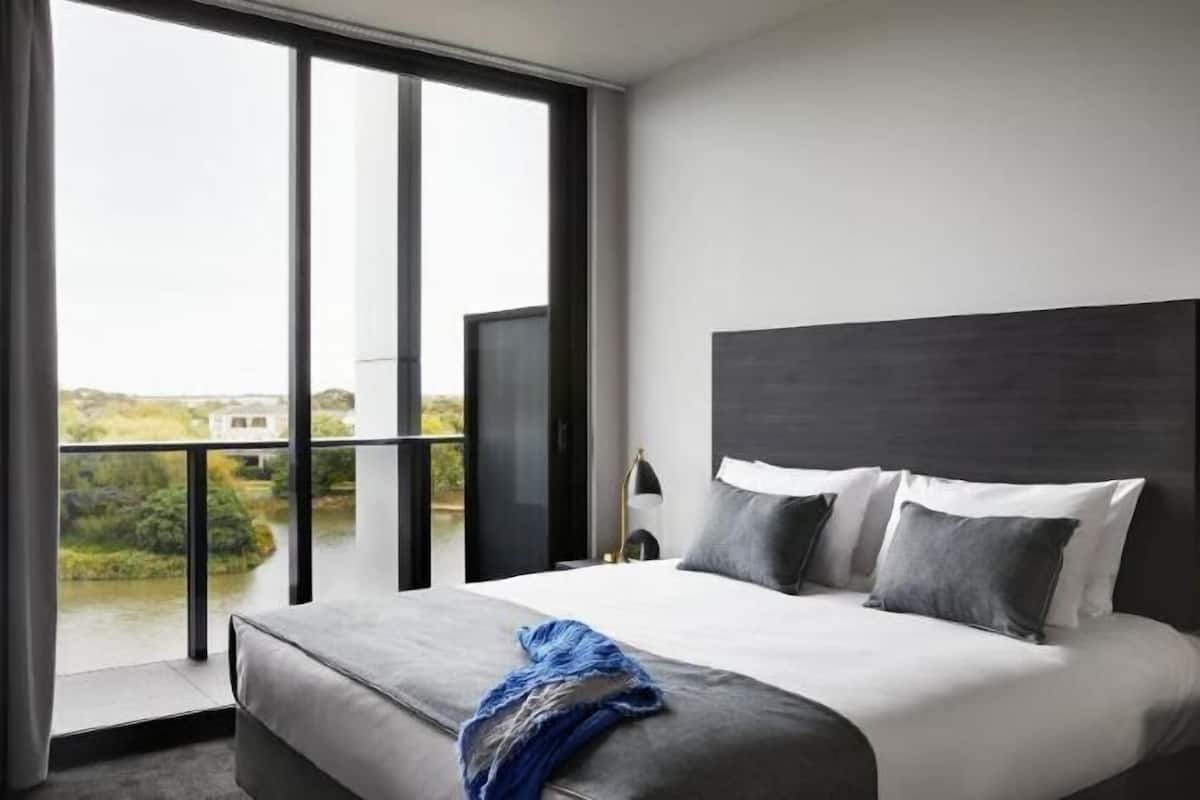 2 bedrooms, down duvets, in-room safe, desk