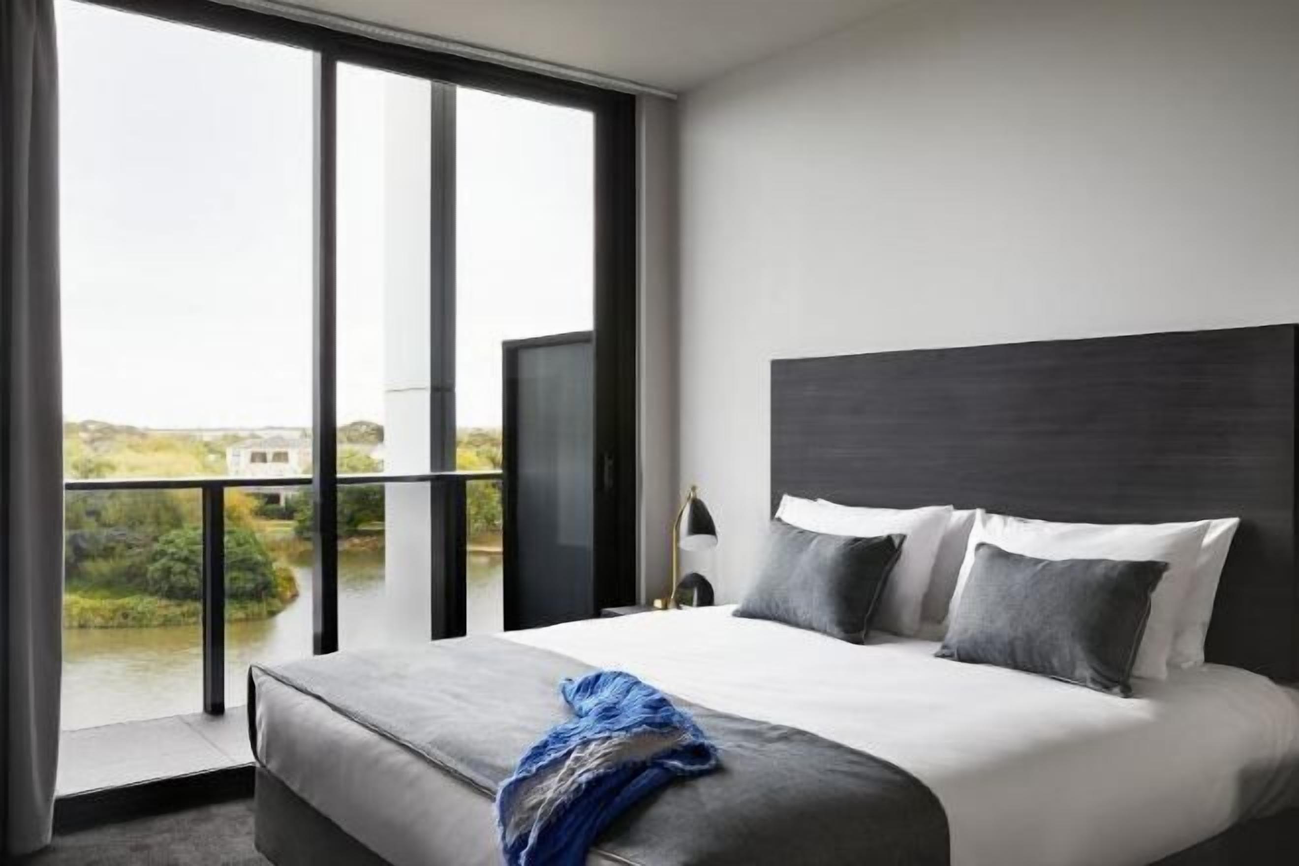 Down duvets, in-room safe, desk, laptop workspace