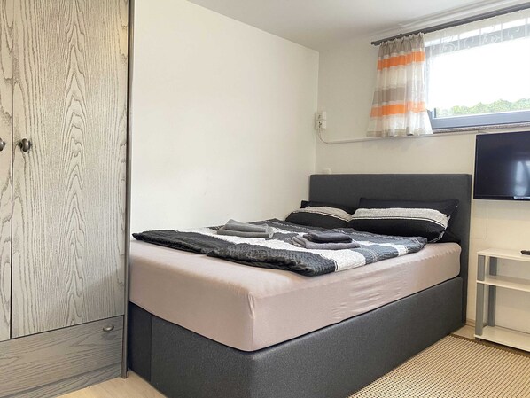 1 bedroom, WiFi, bed sheets