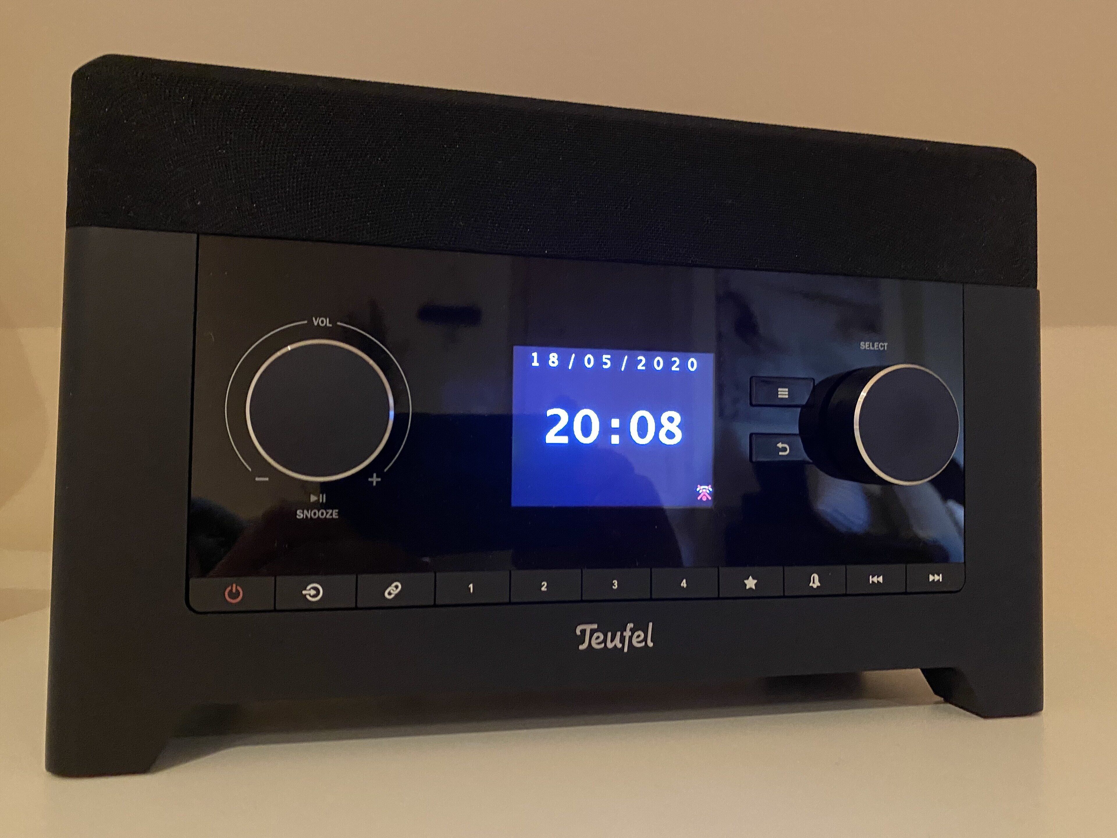 Un reloj digital Teufel negro con pantalla que muestra la fecha 18/05/2020 y la hora 20:08.