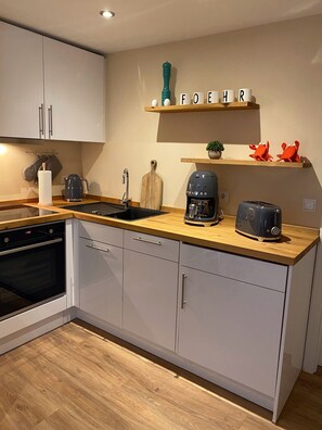 Fridge, oven, stovetop, dishwasher