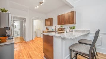 Apartment, 4 Bedrooms, 2 Bathrooms | Private kitchen
