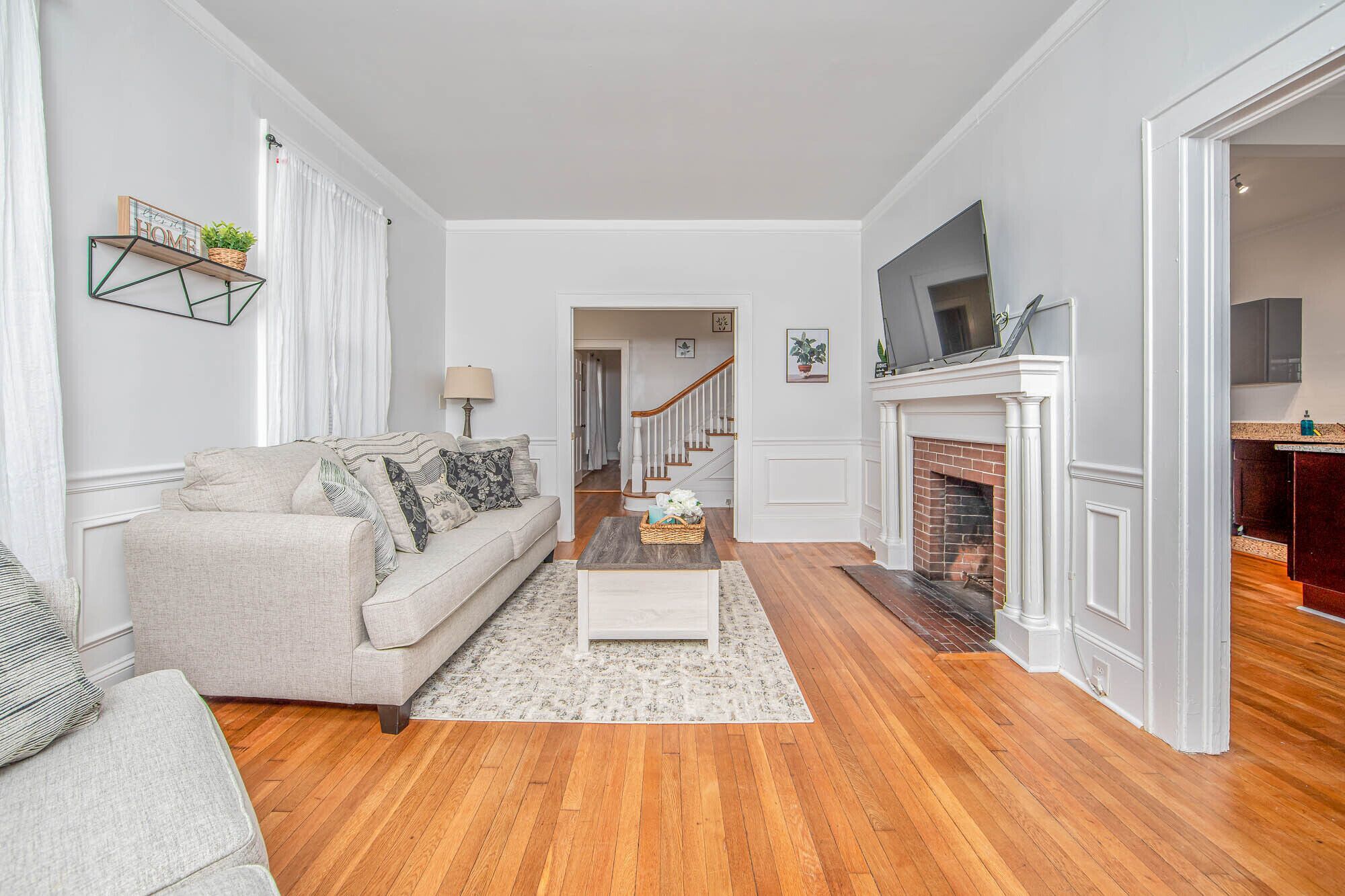 Family Apartment, 4 Bedrooms, 2 Bathrooms | Living room | 32-inch TV with cable channels