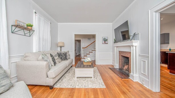 Ein Wohnzimmer mit Sofa, Couchtisch und Kamin.