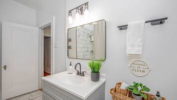 Family Apartment, 4 Bedrooms, 2 Bathrooms | Bathroom | Towels, soap, shampoo, toilet paper