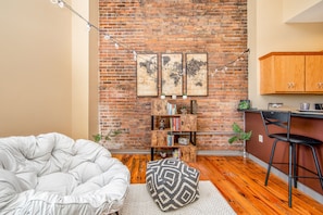 Interior - Franklin Studio 207 (Fayetteville)