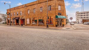 Exterior - Franklin Studio 201 (Fayetteville)