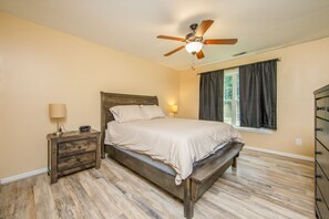 House, 3 Bedrooms, 2 Bathrooms | 3 bedrooms, bed sheets