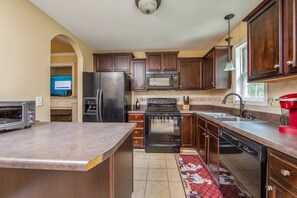 House, 3 Bedrooms, 2 Bathrooms | Private kitchen | Microwave, coffee/tea maker - The Strickland Stopover (Fayetteville)