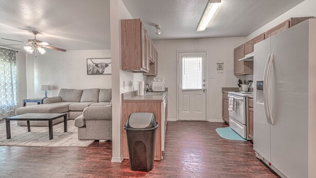 Living area - The Lauren Layover (Killeen)
