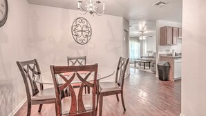 Dining - The Lauren Layover (Killeen)