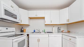 House, 2 Bedrooms, Kitchen | Private kitchen | Microwave, dishwasher, coffee/tea maker, cookware/dishes/utensils