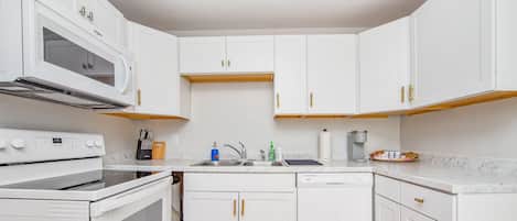 House, 2 Bedrooms, Kitchen | Private kitchen | Microwave, dishwasher, coffee/tea maker, cookware/dishes/utensils