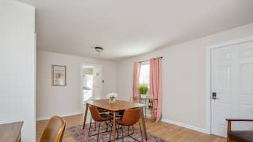 House, 2 Bedrooms, Kitchen | In-room dining