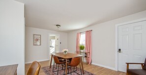 Ferienhaus, 2 Schlafzimmer, Küche | Essbereich im Zimmer