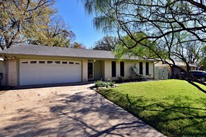 Free self parking - The S&W Pool House (Temple)