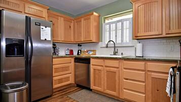 Microwave, mesin pencuci piring, dan mesin pembuat kopi/teh