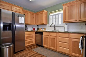 Mikrobølgeovn, oppvaskmaskin, kaffetrakter/tekoker og kjøkkenutstyr