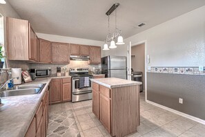 Microwave, dishwasher, coffee/tea maker, cookware/dishes/utensils - The Magnificent Medina Manor (Killeen)
