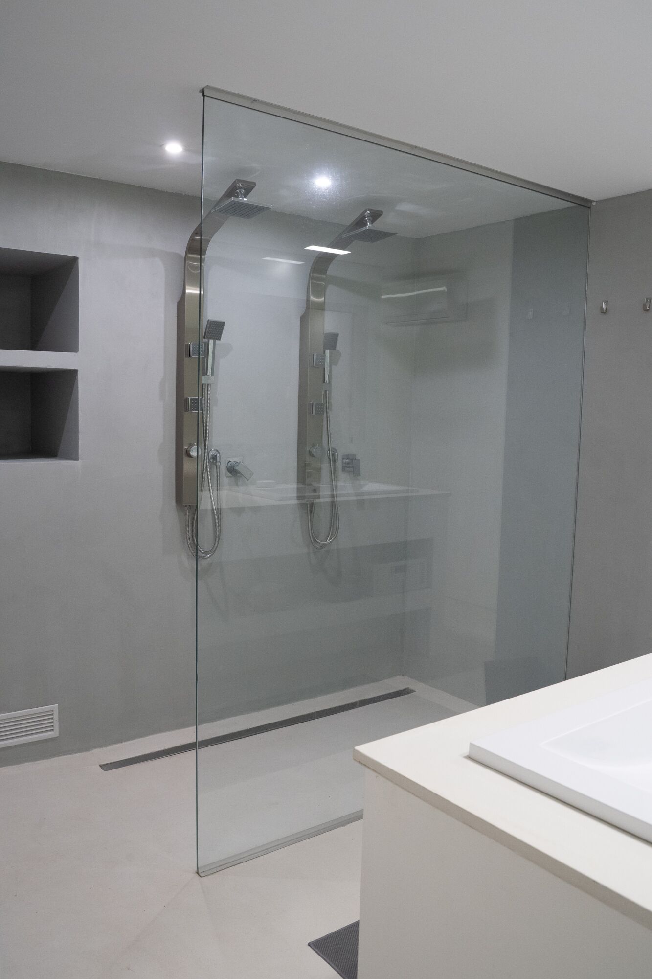 Combinazione doccia/vasca, vasca idromassaggio, asciugacapelli, bidet