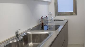 Fridge, microwave, oven, coffee/tea maker