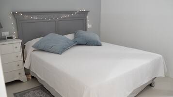 4 bedrooms, iron/ironing board, WiFi, bed sheets