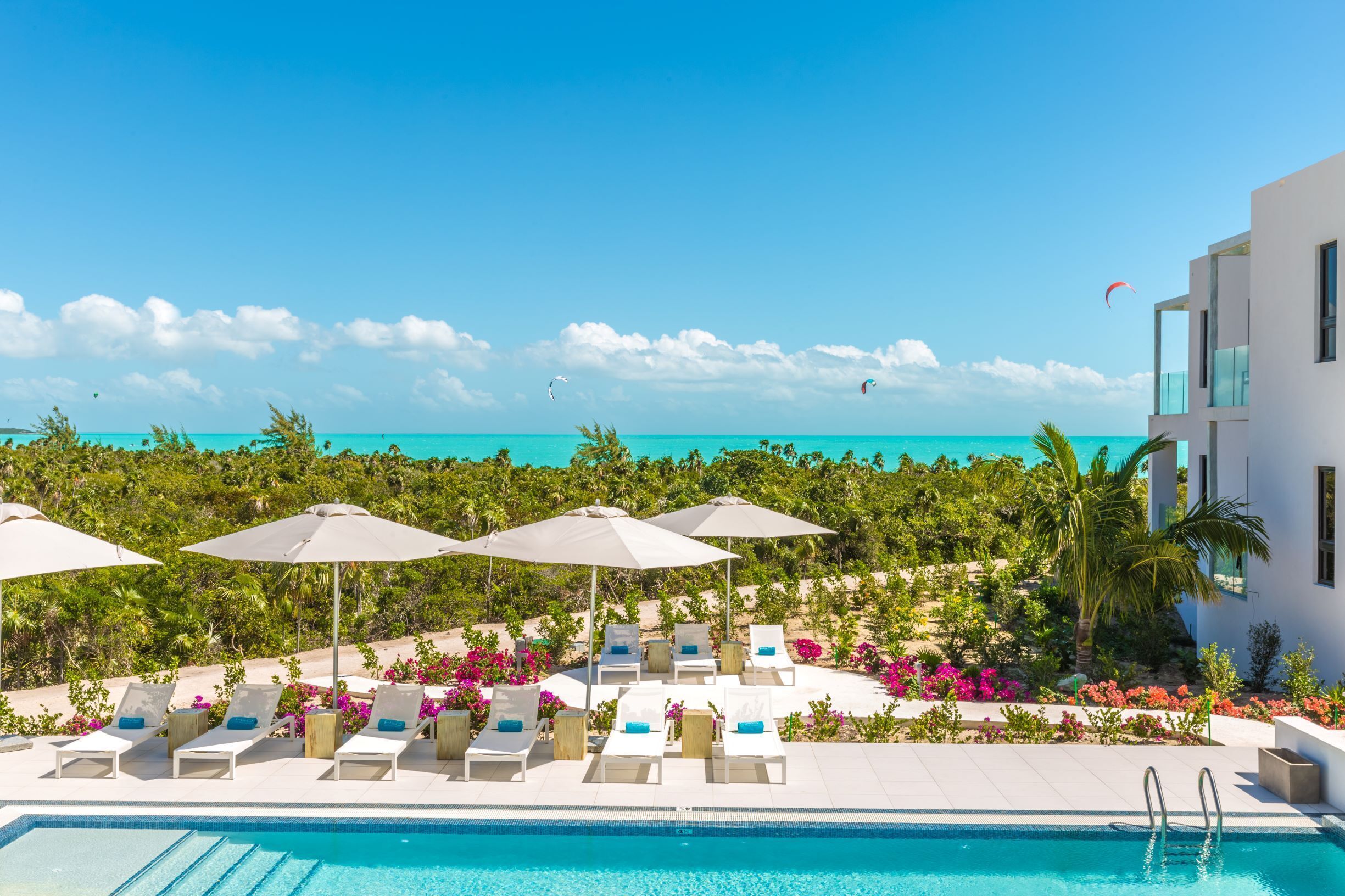 Alberca al aire libre, alberca infinita y camastros