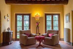 Villa | Wohnbereich | 21-Zoll-Fernseher mit Satellitenempfang, Kamin, DVD-Player