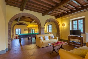 Villa | Coin séjour | Télévision de 21 pouces avec chaînes par satellite, cheminée