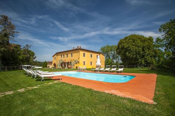 Front of property - Villa Montelopio (Peccioli)