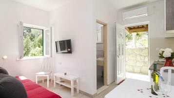 Apartemen (One Bedroom Apartment with Balcony) | Ruang keluarga | TV