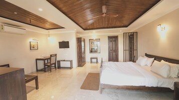 Muebles diferentes, escritorio, wifi gratis y ropa de cama 